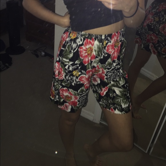 Vintage High Waisted Hawaiian Shorts - Picture 2 of 3