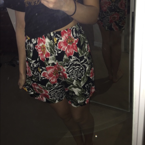 Vintage High Waisted Hawaiian Shorts - Picture 3 of 3