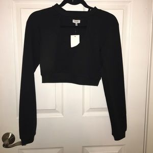 Black long-sleeved crop top