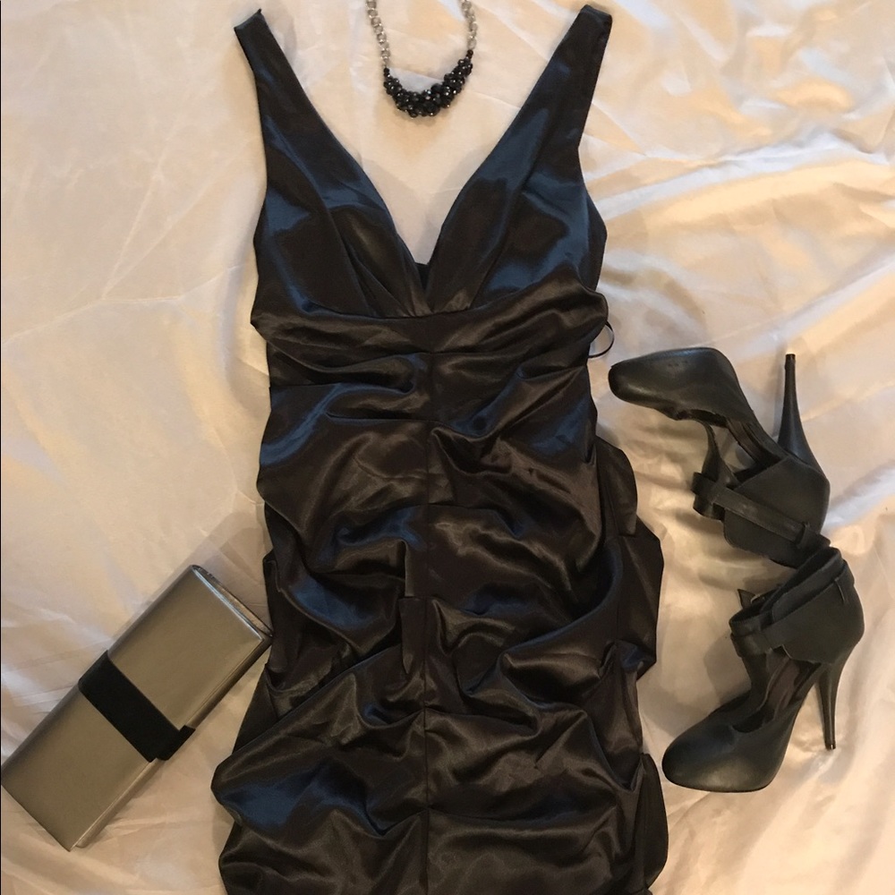 Beautiful dress that fits like a size 4.