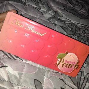 Too Faced Sweet Peach Pallete.