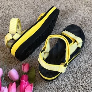 teva flatform candy stripe