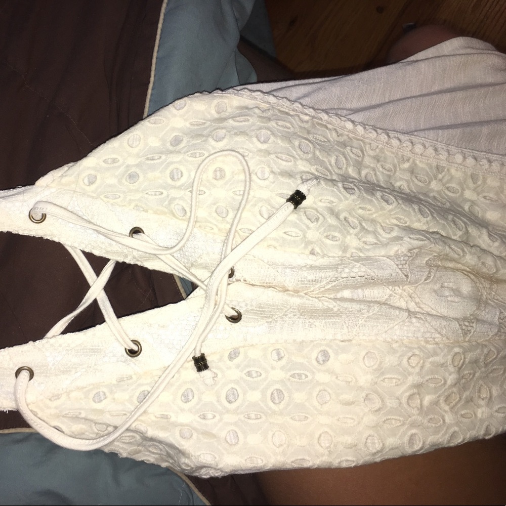 Low v neck halted top