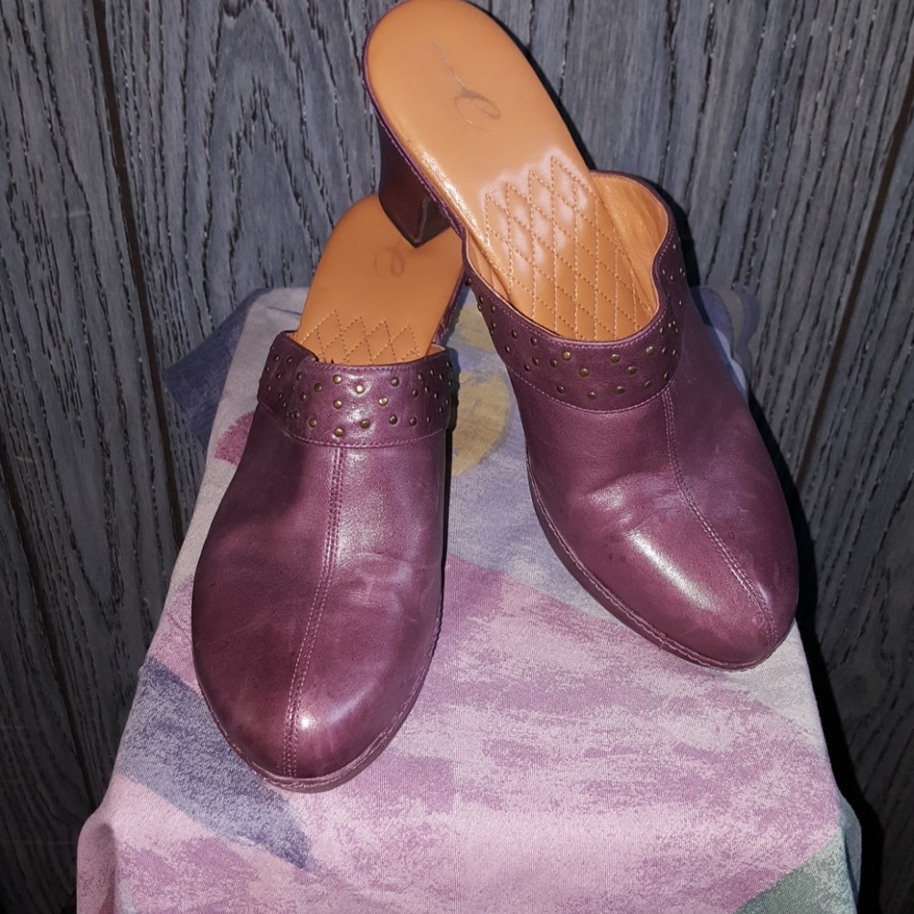 Comfortable leather clog