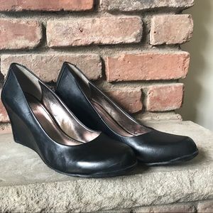 Kenneth Cole Reaction Did U Tell Black Wedges 8.5