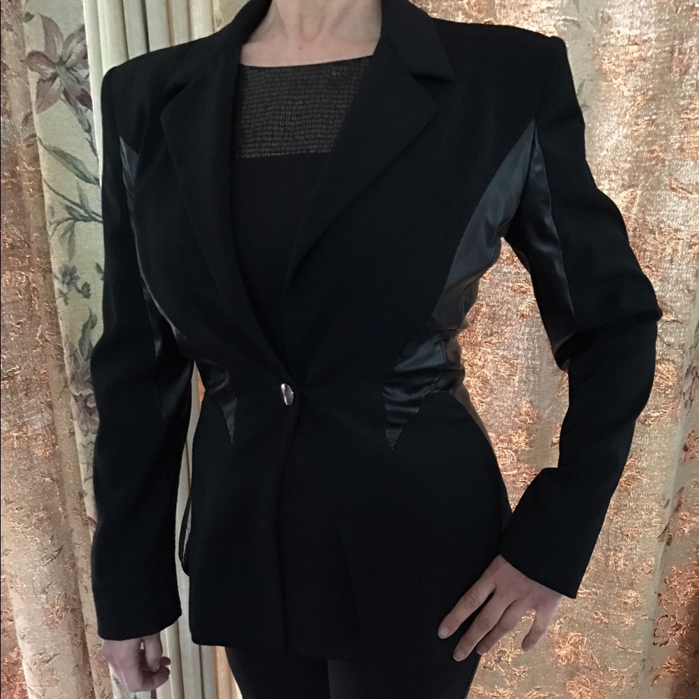 Gattiuoui women's Black Blazer