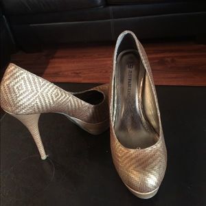 Lightly worn justfab gold shoe