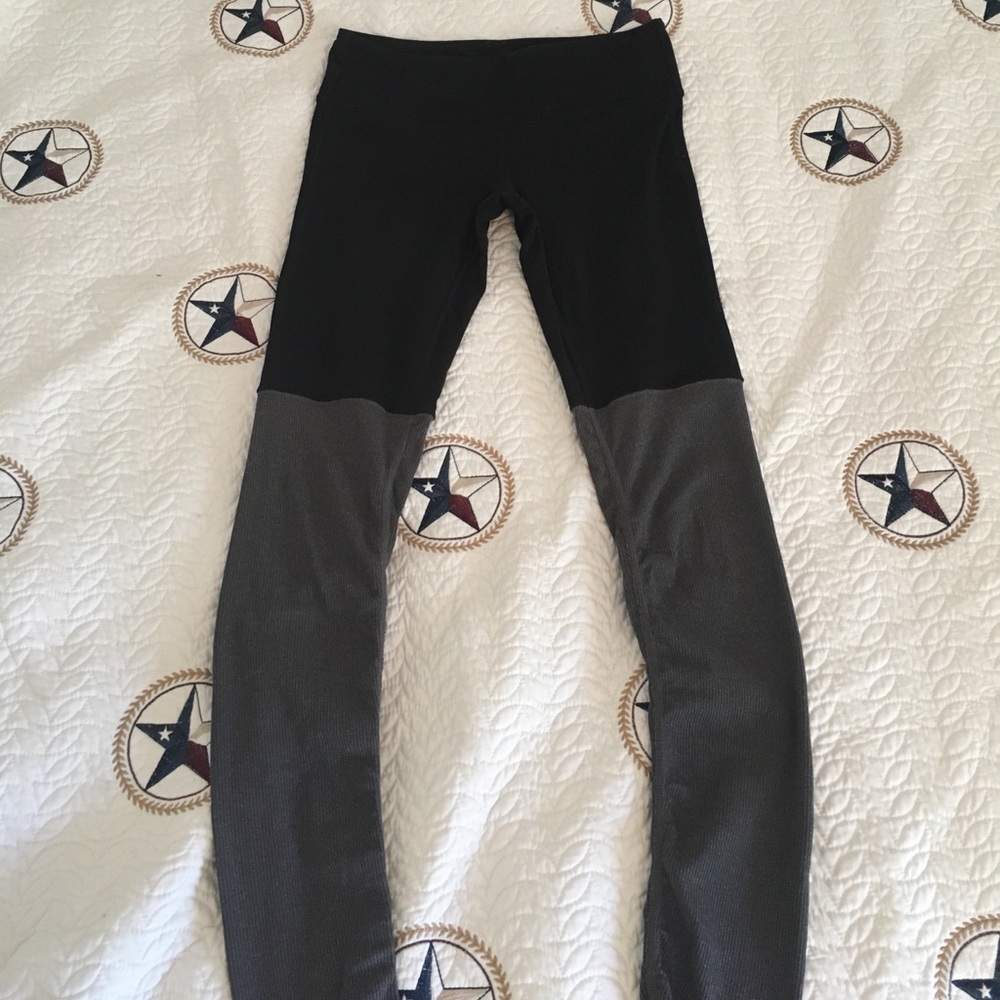 Alo Yoga Goddess Leggings in black and grey Size S