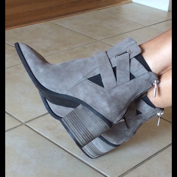 Kenneth Cole Shoes - Kenneth Cole "Quincie" Ankle Bootie