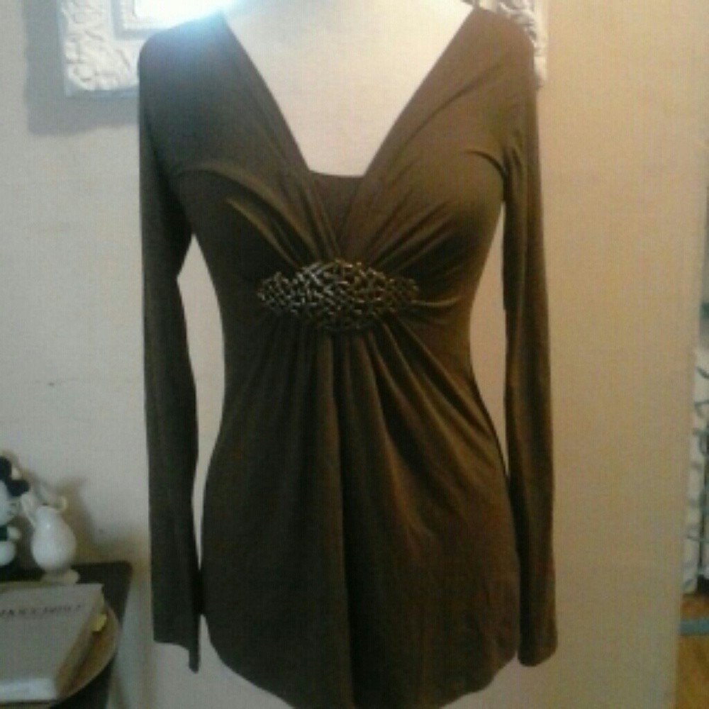 Stunning top w/metal embellishment