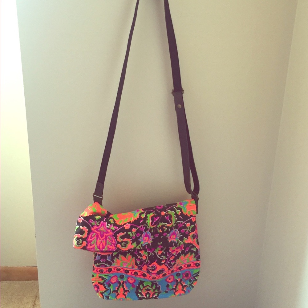 Zip closer shoulder strap bag