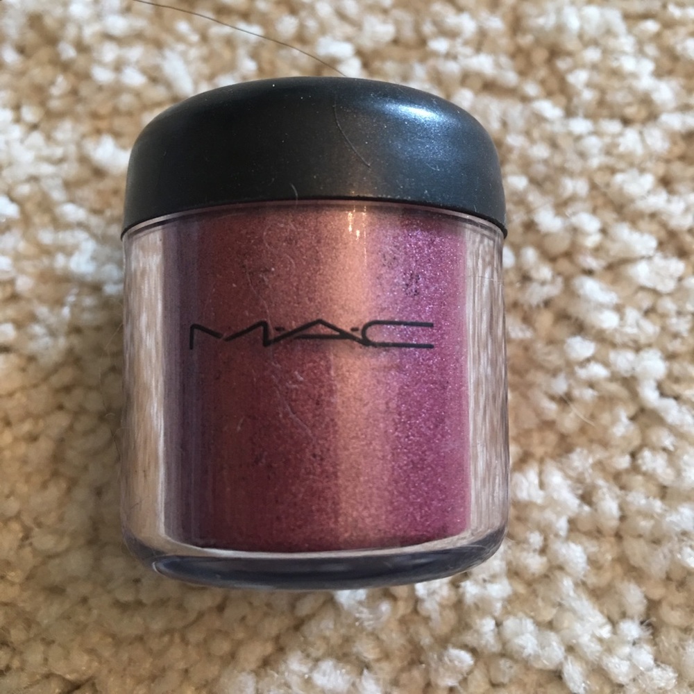 MAC cosmetics accent red pigment