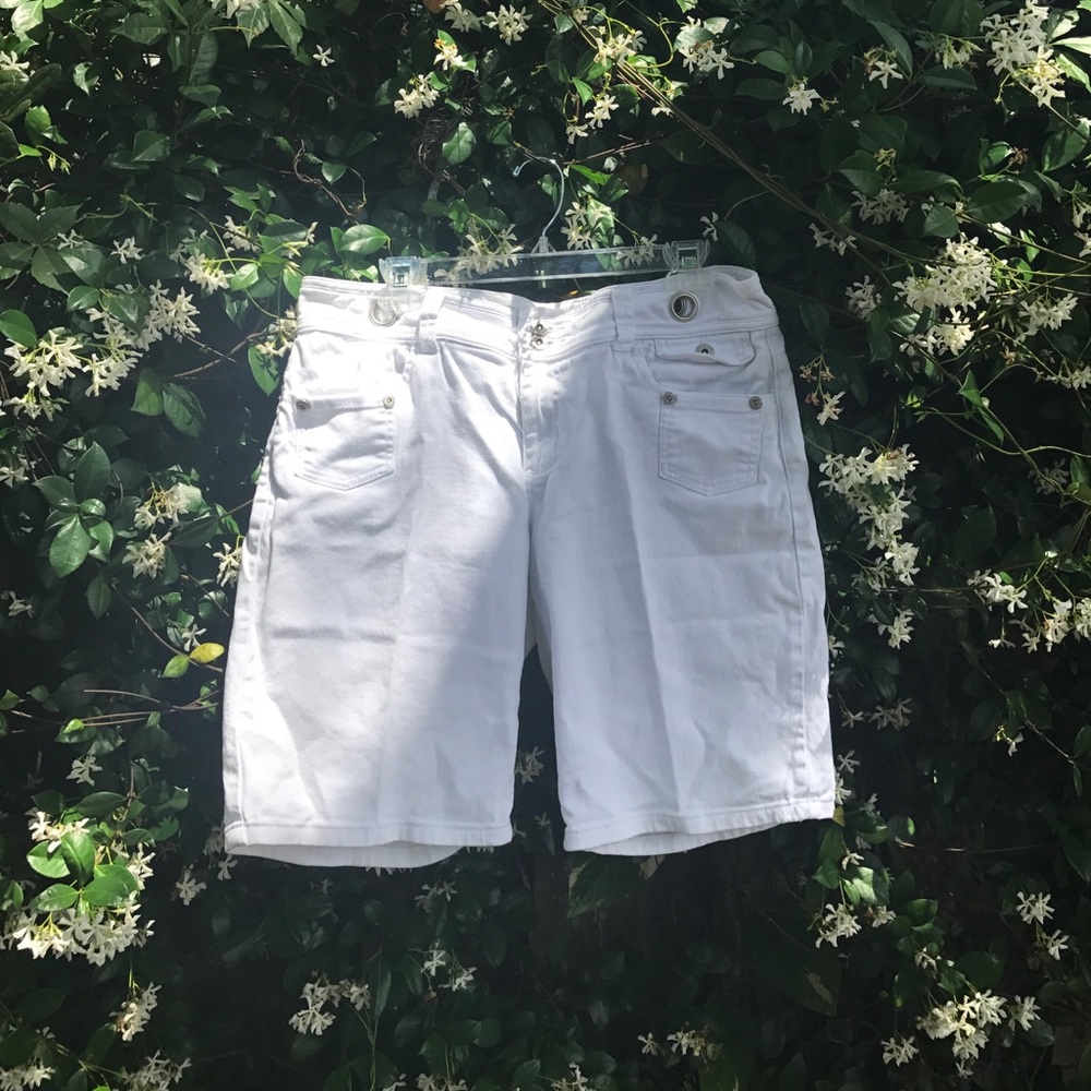 🌸White shorts🌸