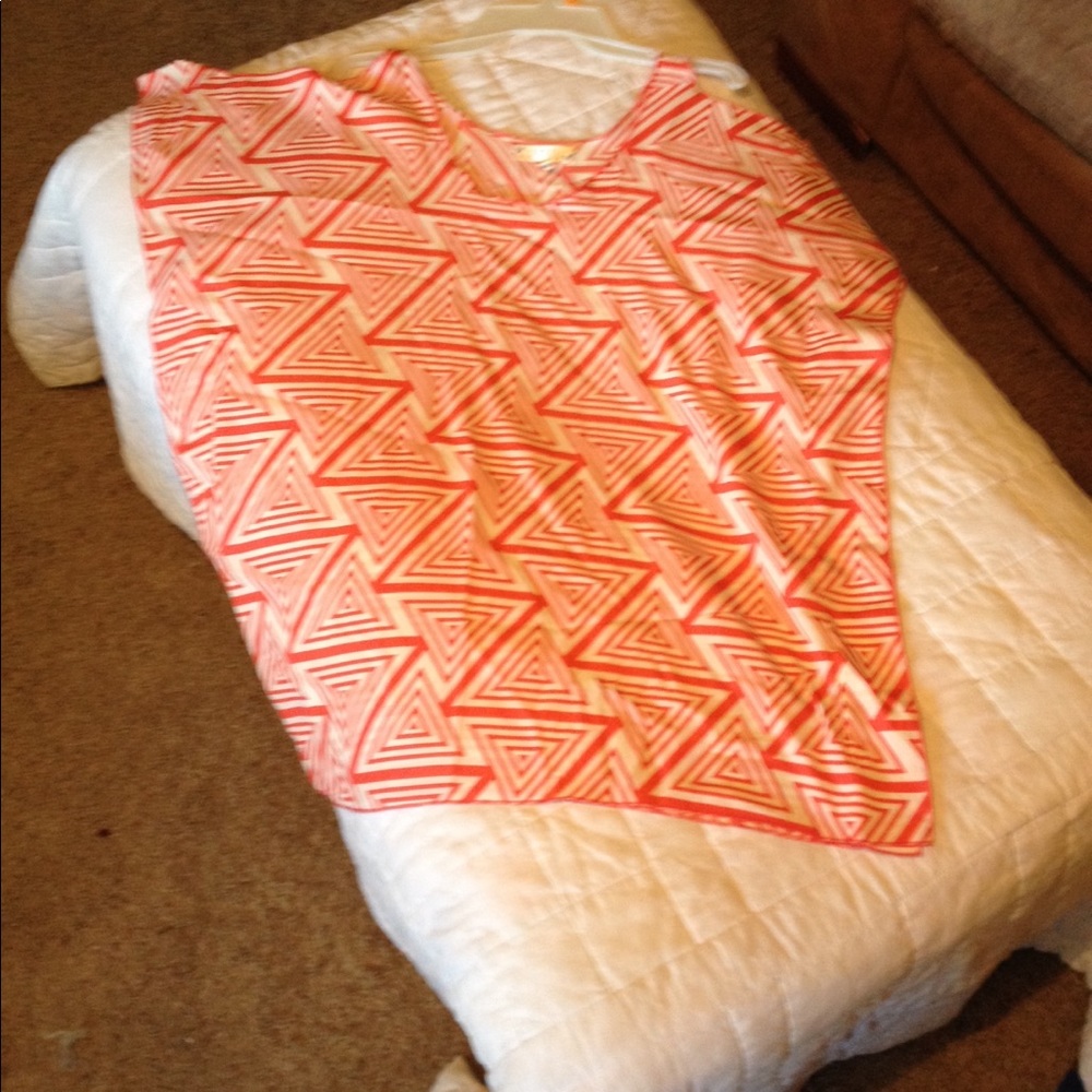 Cold shoulder top with geometric design