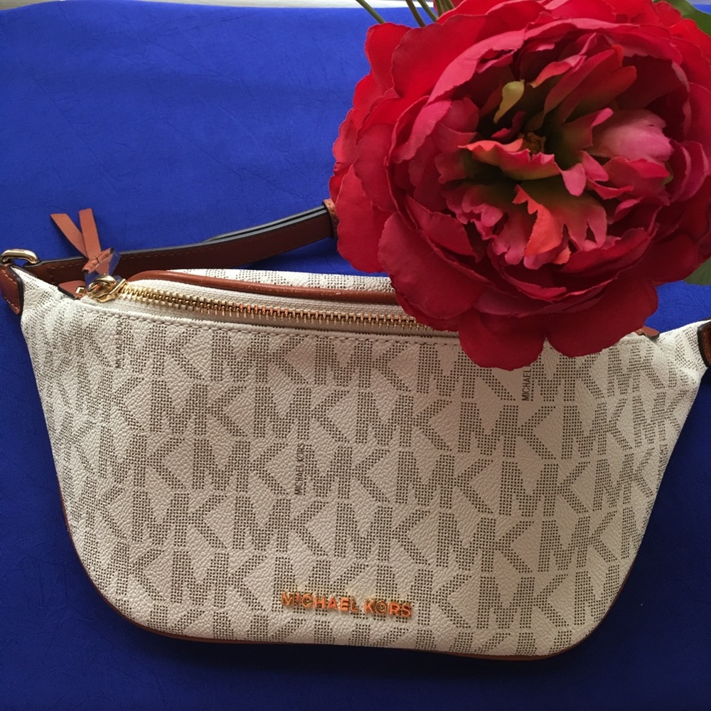MICHAEL MICHAEL KORS VANILLA BELT BAG.