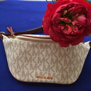 MICHAEL MICHAEL KORS VANILLA BELT BAG.
