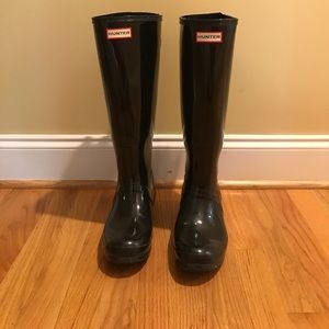FIRM PRICE. Glossy black wide leg hunter rainboots