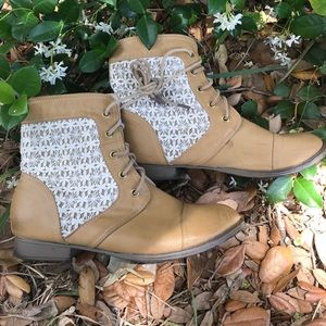 🌸Tan and lace boots🌸