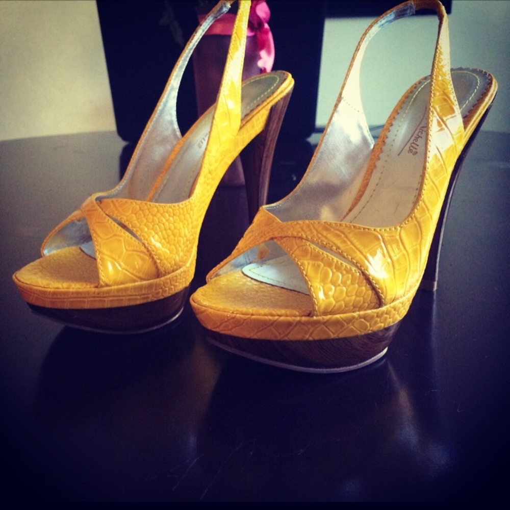 New Anne Michelle Sandals