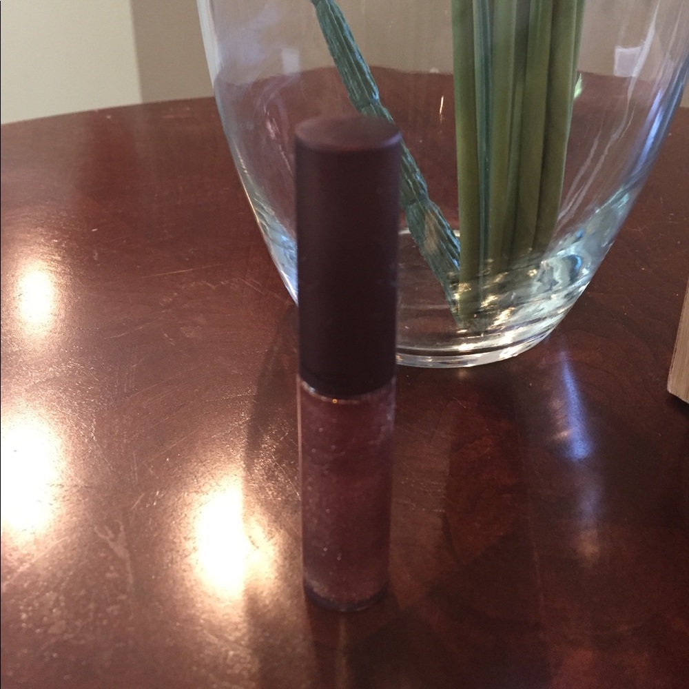 MAC lipglass in Underdressed