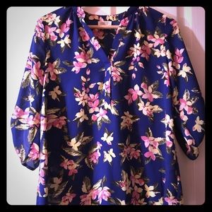 Blue floral 3/4 sleeve top