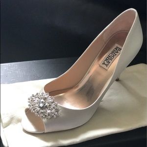Badgley mischka accent 7.5 ivory