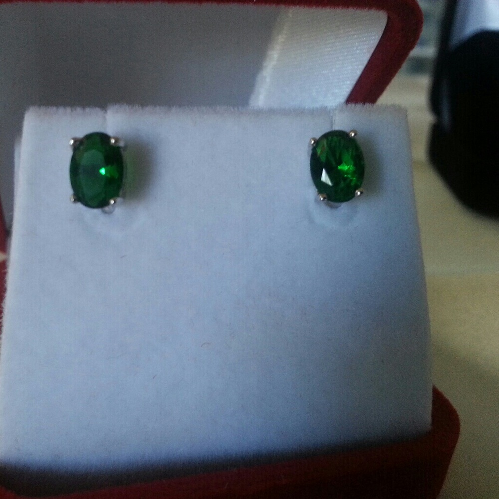2.00 CTW. GENUINE EMERALD  EARRING