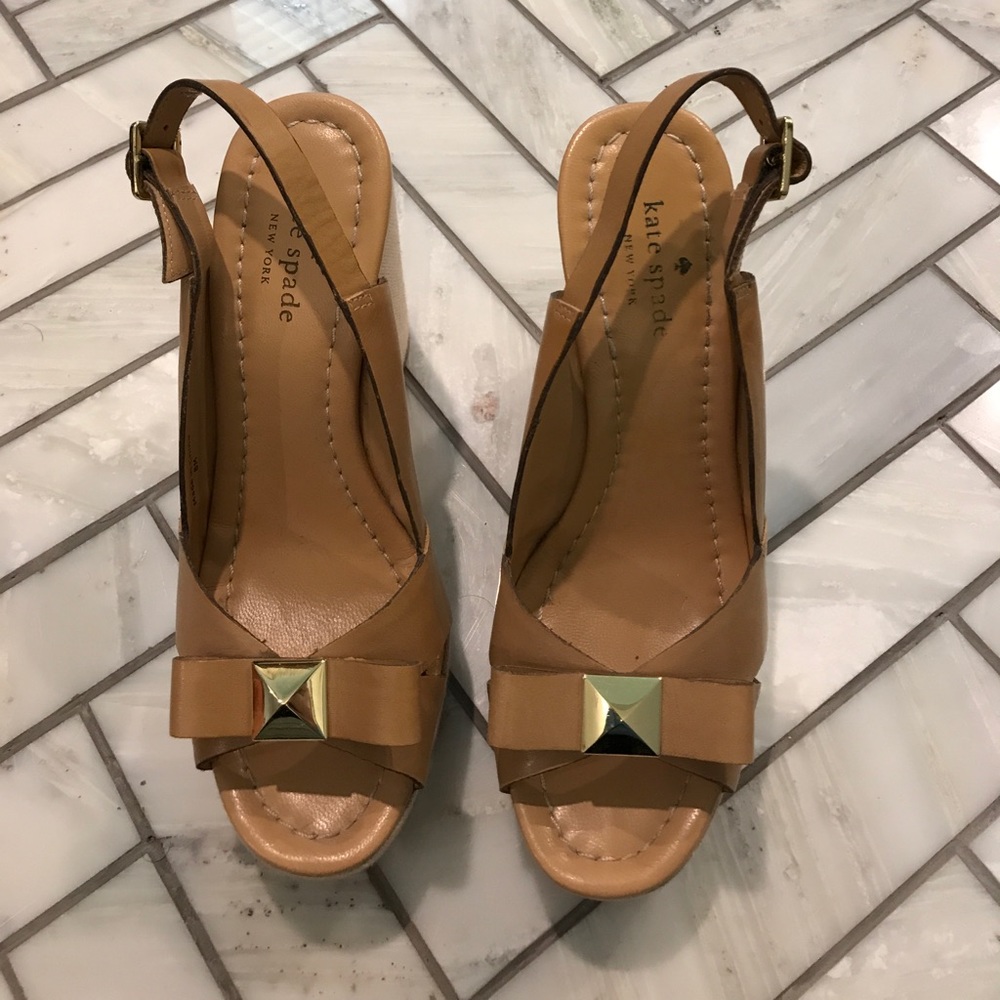 Kate spade nude wedge with bow and gold detail.