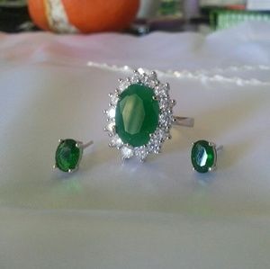 A LUXURIOUS 6.30 CTW EMERALD RING/2.00 CTW GENUINE