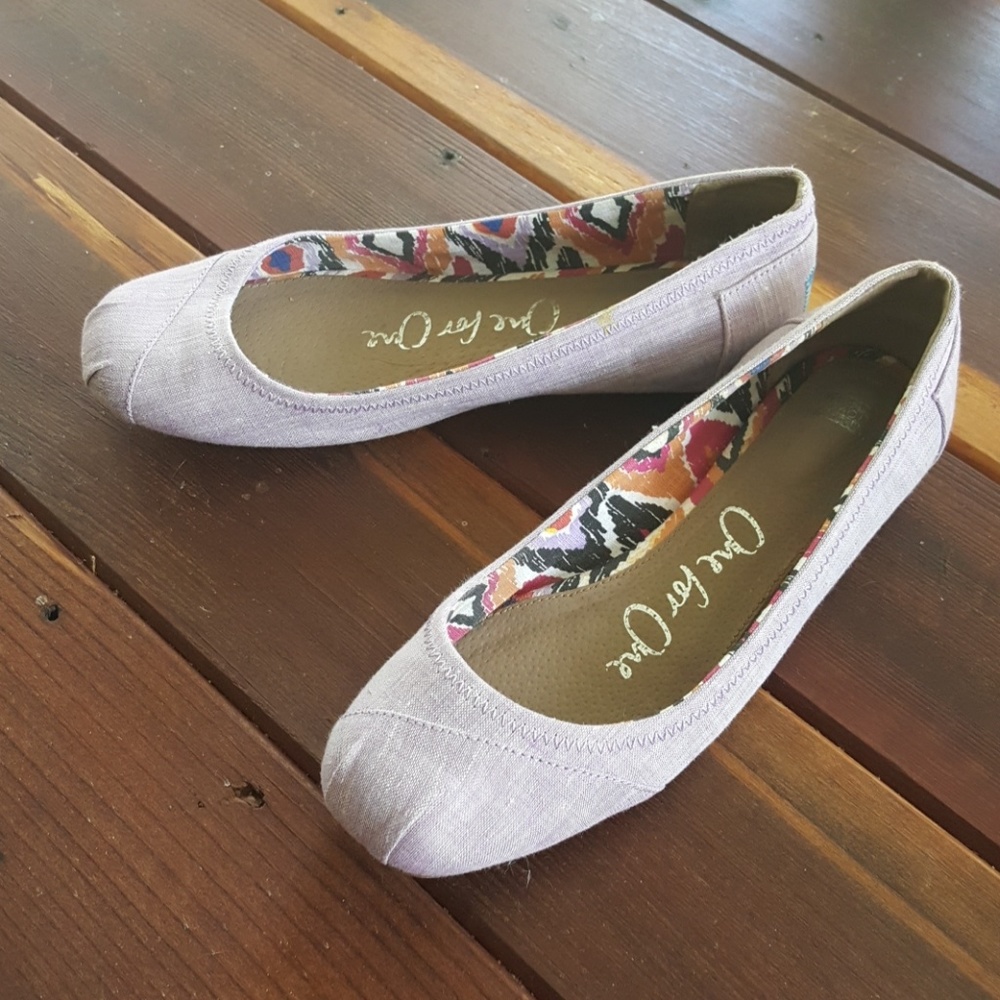 Toms lilac flats