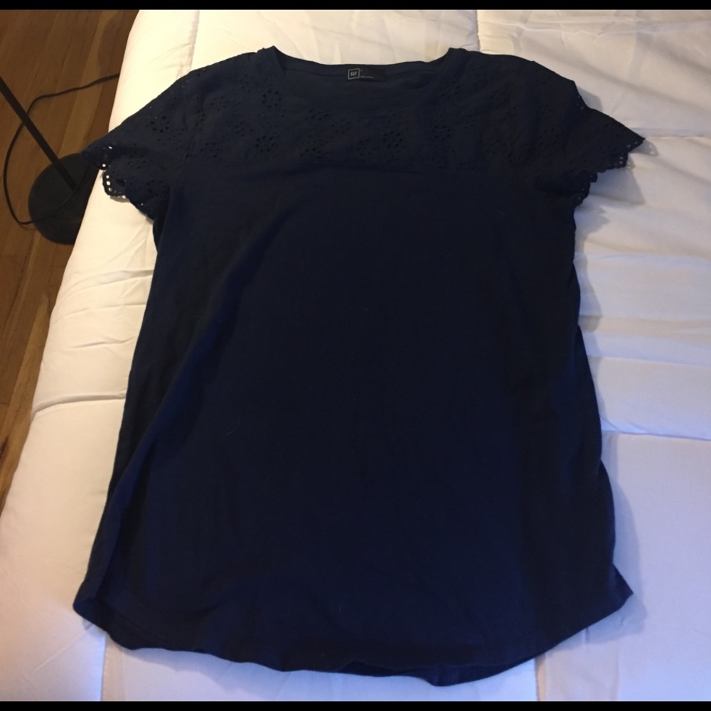 Navy blue gap tee with embossed detail