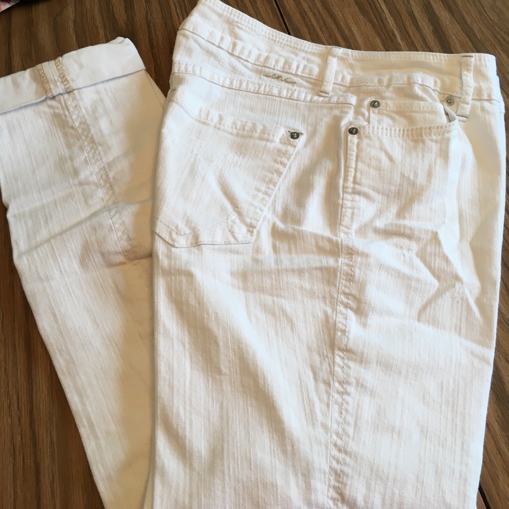 INC Int'l Concepts white minor distressing crop