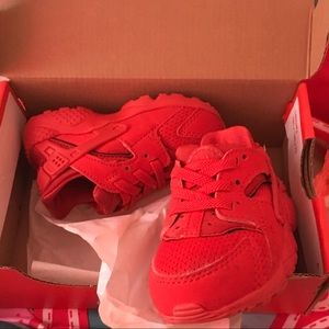 Red nike harraches