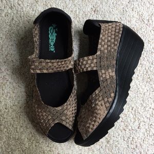 Serene island wedges