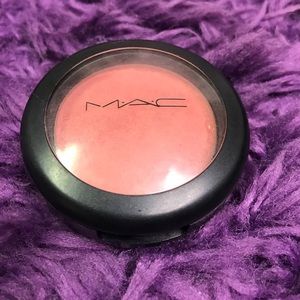 MAC Cosmetics blush in the color PeachyKeen