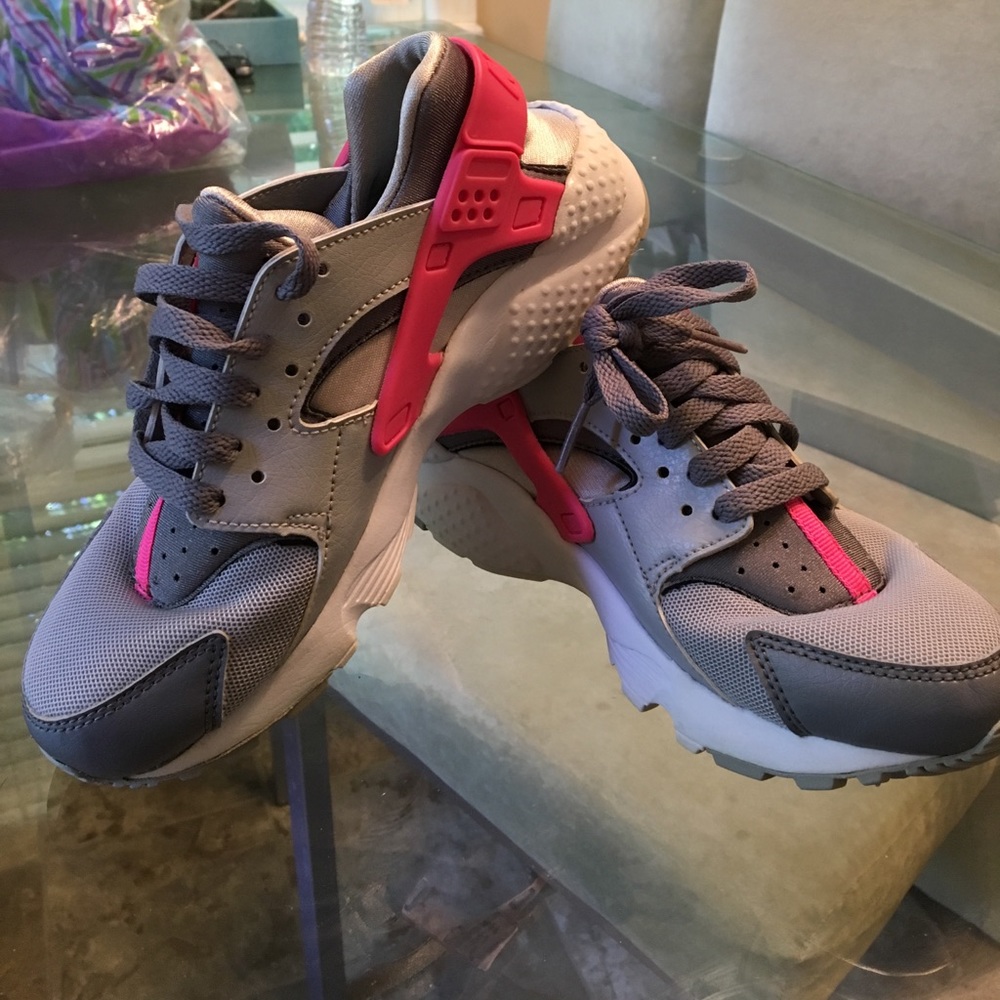 Girls Nike hurraches very gently worn twice!