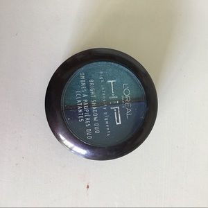2 color eyeshadow from L'Oréal with hidden brush