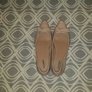 Super cute cream colored bow flats