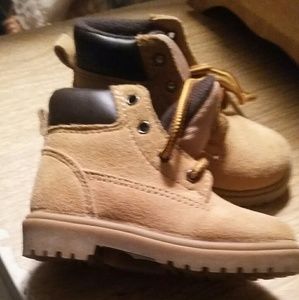 Size 5 in children tan suede leather w/dark brown