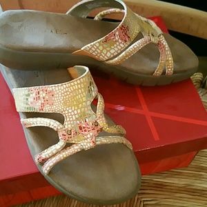 Aerosoles slip on sandal size 6 1/2 , multi color