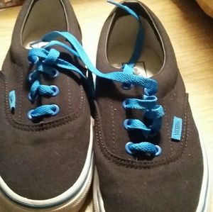 Men's black vans w/blue shoe laces