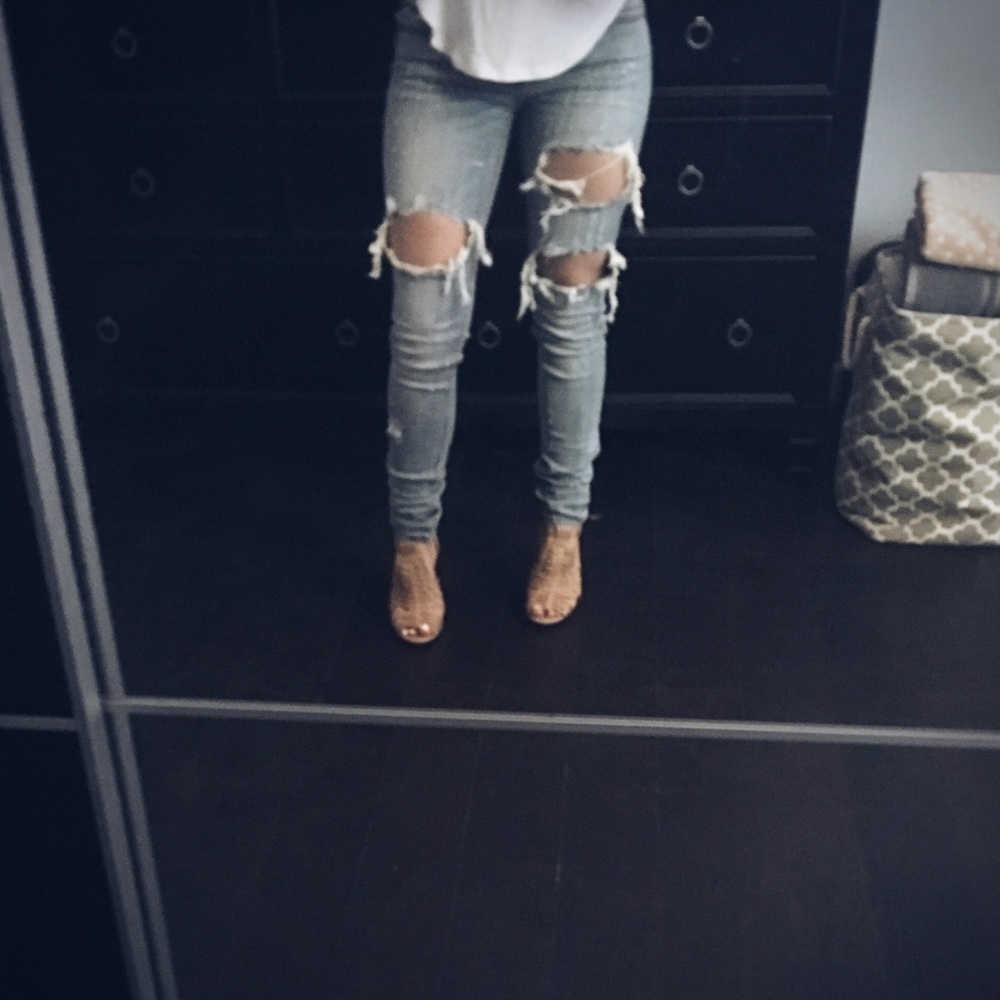 S O L D 🍃 Distressed Skinny Jeans