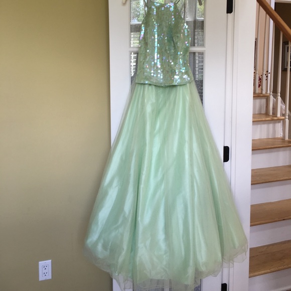 Le Gala Dresses & Skirts - Prom Dress! Green 2 piece formal dress.
