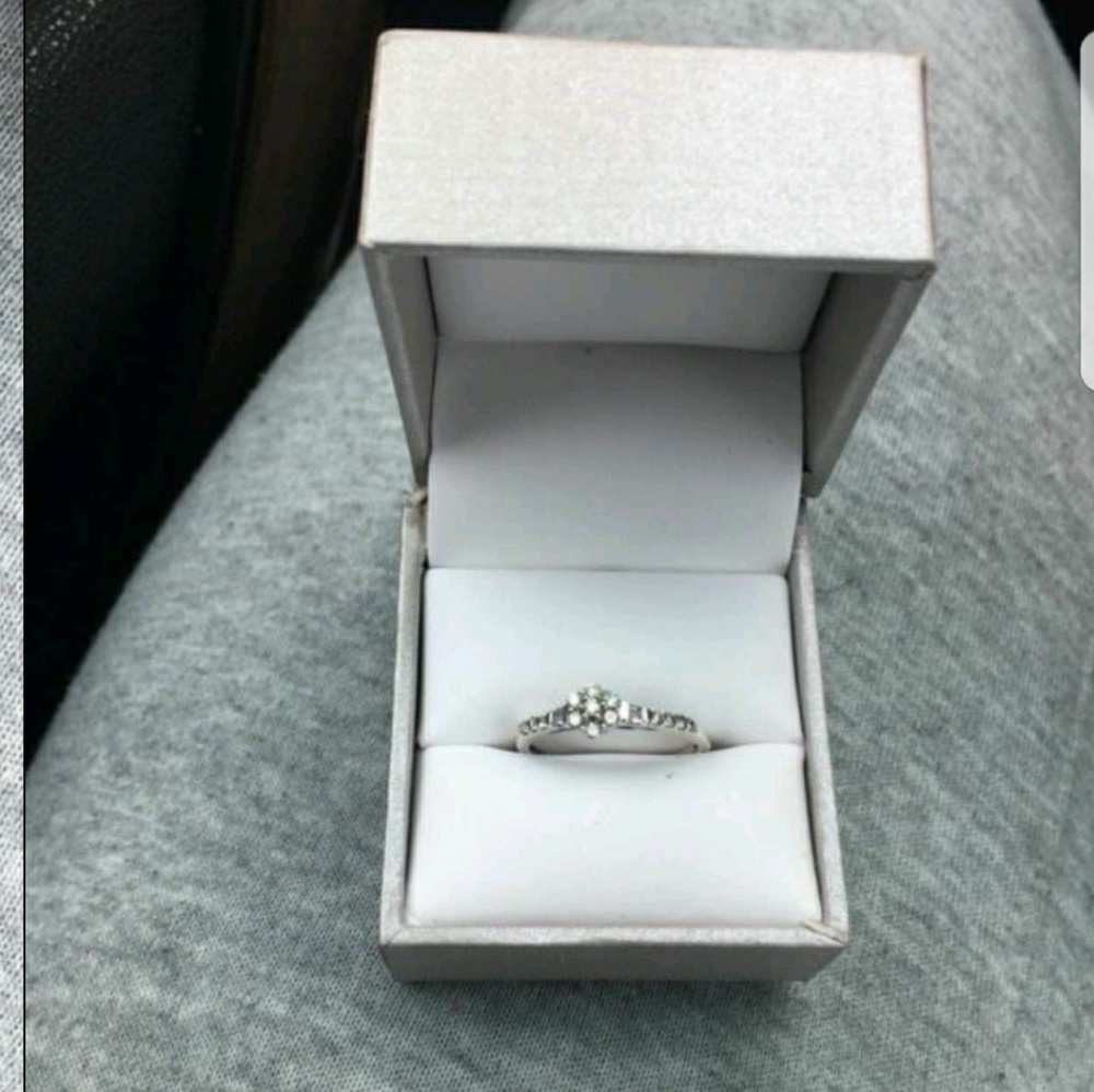 Diamond ring - Picture 2 of 3