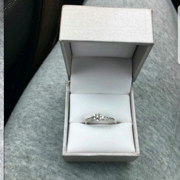 Diamond ring - Picture 2 of 3