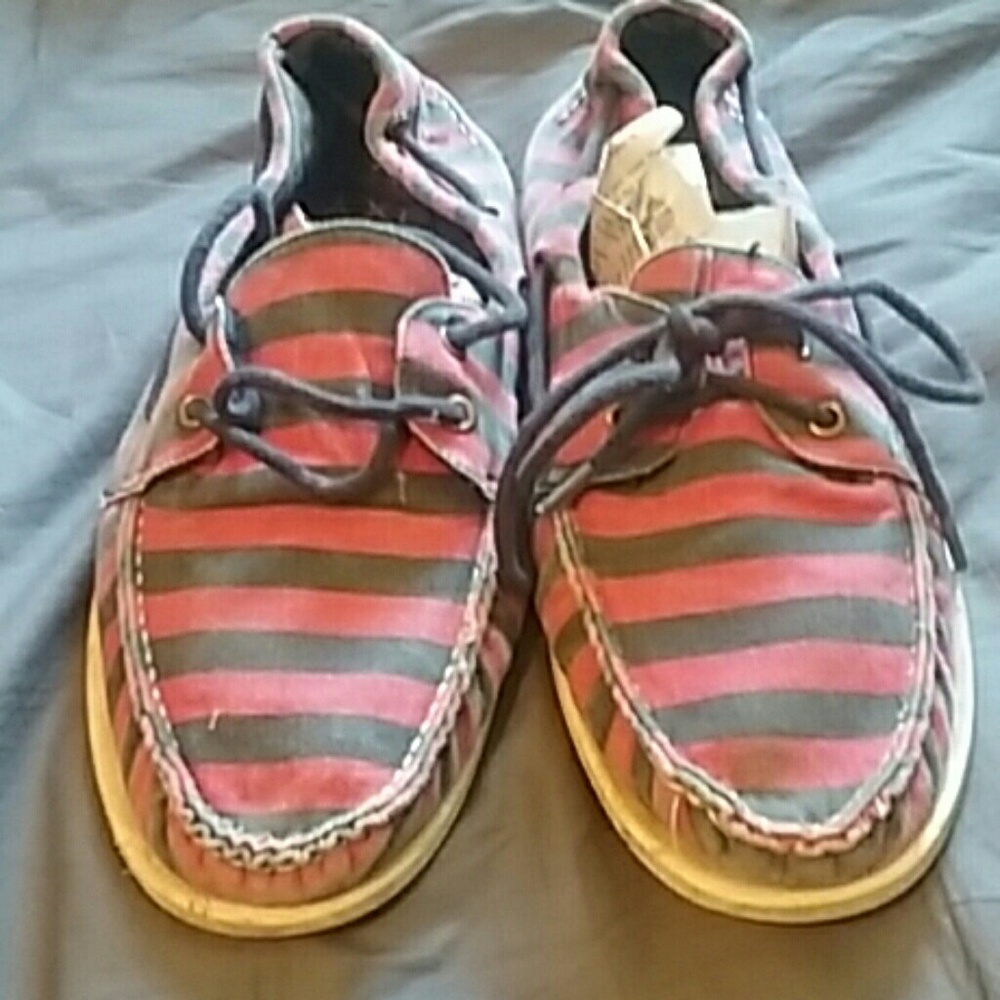 Aeropostale Red and Black canvas shoes.