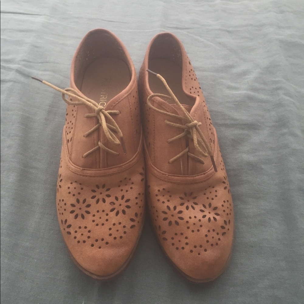 Restricted tan flower shoes