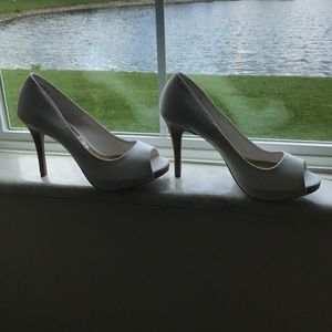 White peep toe 3-4 inch heels 👠