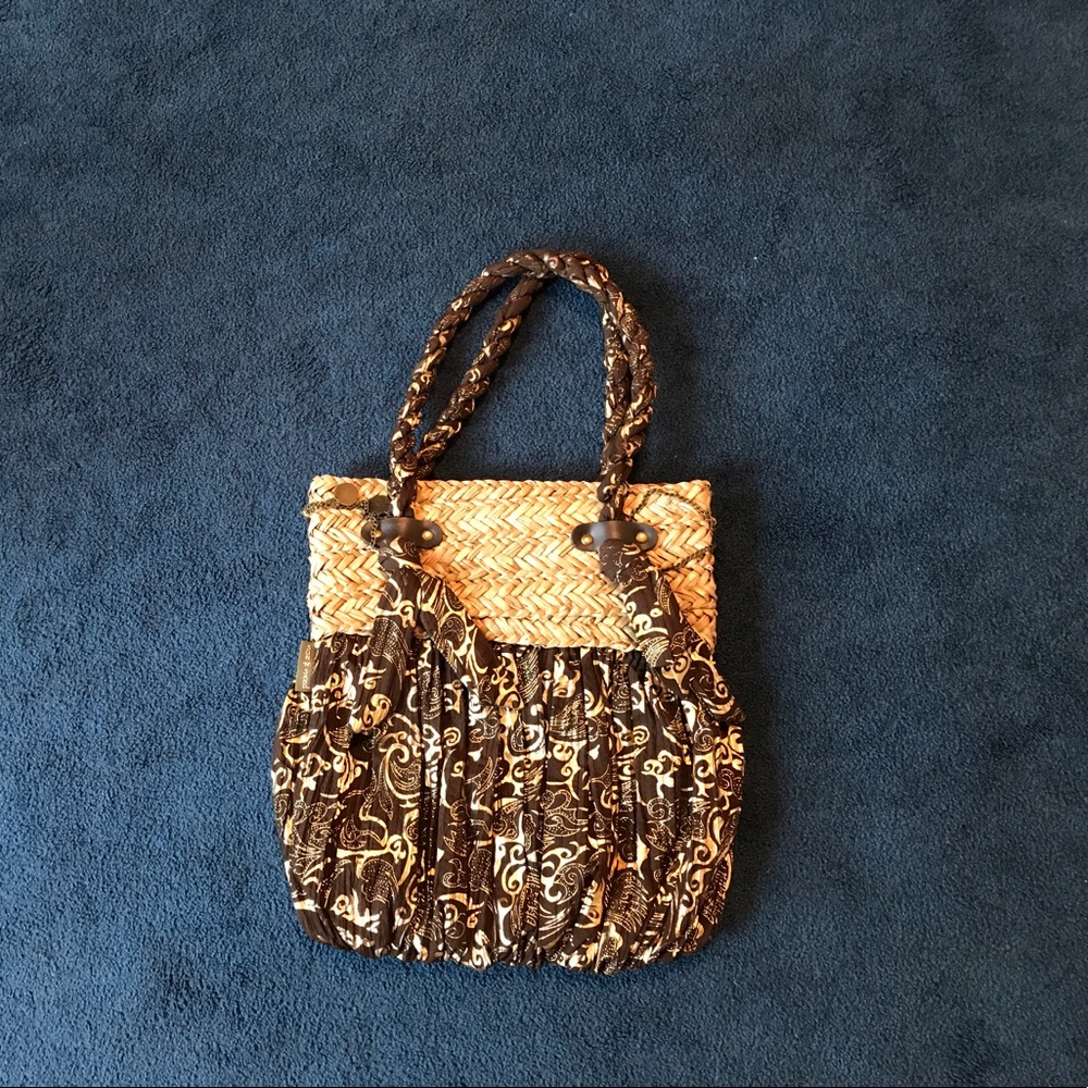 Straw bag gathered bottom never used