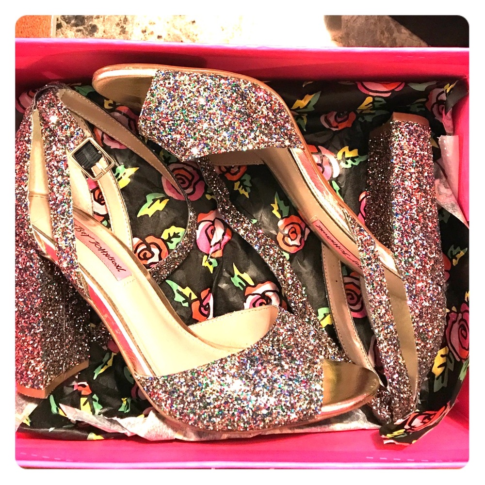 Betsey Johnson Glissten Rainbow pumps